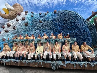 De ene wagen met groep is nog mooier dan de andere tijdens Brabantsedag: ‘Carnaval ontmaskerd’