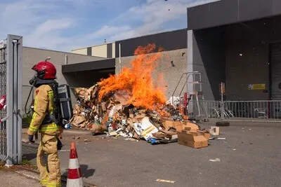 Flinke vlammen schieten uit papiercontainer in Helmond: medewerkers bellen brandweer