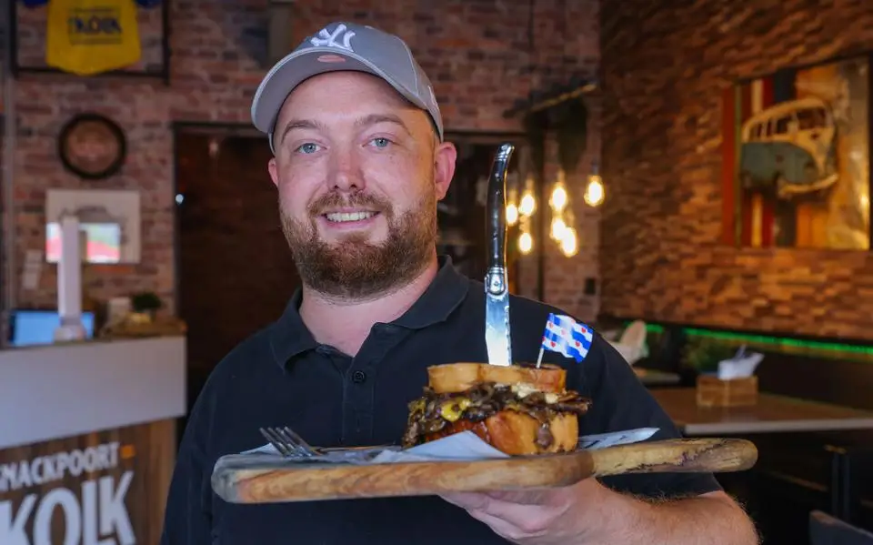 De suikerbroodburger van Lars (34) uit Sneek gaat viraal dankzij een foodvlogger: ‘Echt foodporn’