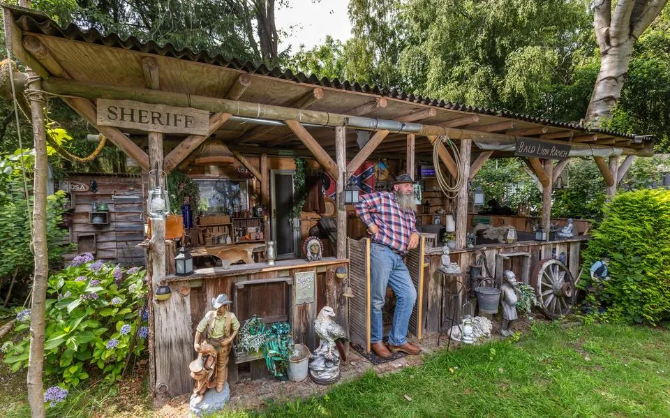 Boudewijn (56) uit Holwert bouwde zijn caravan om tot westernparadijs. ‘Ik ben een echte cowboy’