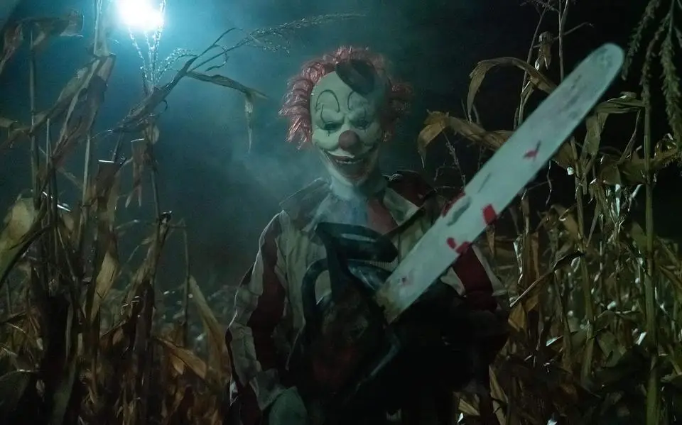 Moordende pias in melige gruwelkomedie ‘Clown in a Cornfield’ | ★★☆☆☆