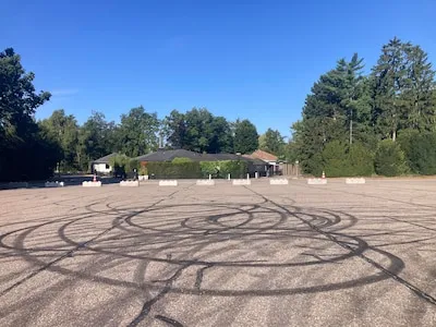 Betonnen legoblokken Budel-Dorplein moeten herhaling carmeeting voorkomen