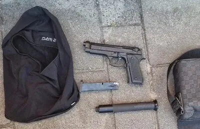 Jongen (15) die met mogelijk vuurwapen in Tilburgse speeltuin zit opgepakt; tas onthult opvallende inhoud