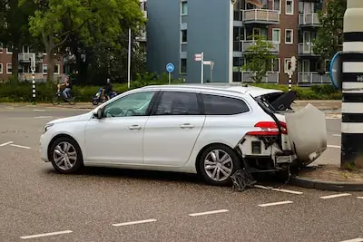Veel schade aan auto nadat vrachtwagen tegen achterkant botst op Willem de Zwijgerlaan