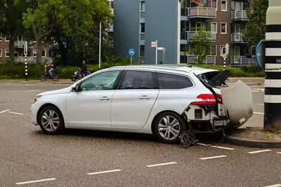 Veel schade aan auto nadat vrachtwagen tegen achterkant botst op Willem de Zwijgerlaan in Alphen aan den Rijn