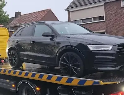 Politie neemt Audi in beslag na achtervolging door woonwijk in Best, bestuurder gevlucht
