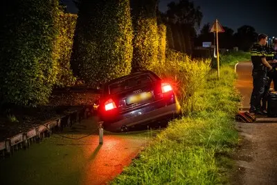 Auto belandt in sloot in Boskoop: pas twee dagen op naam van eigenaar