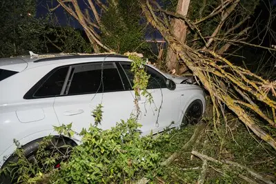 Dure Audi Q8 vliegt uit de bocht bij Hazerswoude-Dorp, mogelijk technisch mankement