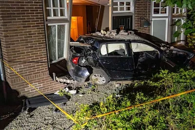 Automobilist (21) die huis in Beek en Donk binnenreed is overleden aan verwondingen