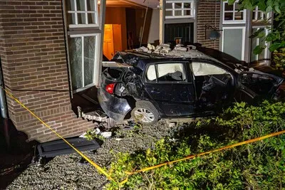 Automobilist (21) die huis binnenreed in Beek en Donk aan verwondingen overleden