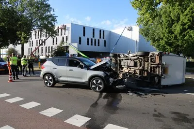 Bus van postbezorger op zijn kant na botsing op de Energieweg in Zoeterwoude
