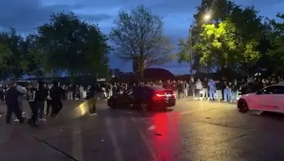 Weer illegale straatrace in Budel, politiewagens bekogeld met vuurwerk en vernield