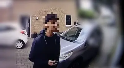 Urenlang hangt neprechercheur met zijn slachtoffer aan de telefoon, en dan slaat hij toe