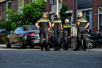 Politie-inval in Tilburg: man aangehouden, vijf voertuigen in beslag genomen