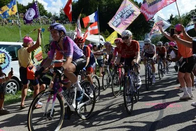 Bij The Cheer Squad spat de liefde voor de Tour de France Femmes eraf