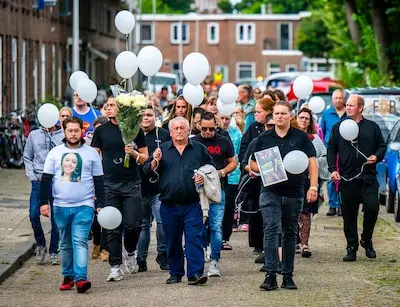 Als bij de stille tocht Joeweela’s (39) favoriete nummer klinkt, laat iedereen de witte ballonnen los