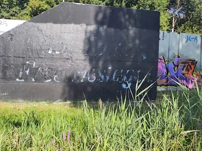 Graffiti-battle in Berenkuil nog niet ten einde: ‘Fuck Hamas, Free hostages’ is overgeschilderd