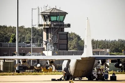 Honderden passagiers op Eindhoven Airport lopen vertraging op door personeelstekort