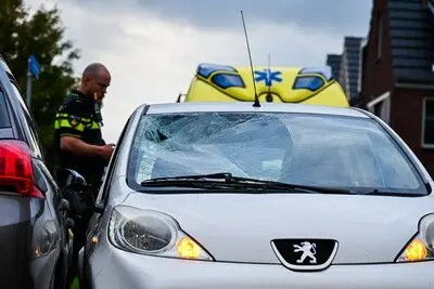 Fietser belandt op voorruit van auto in Boskoop