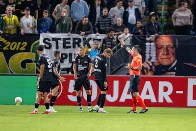 Helmond Sport houdt lang stand, maar ploeg gaat na dubieuze penalty kansloos onderuit
