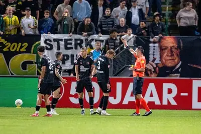 Helmond Sport houdt lang stand, dubieuze penalty doet de ploeg uiteindelijk de das om