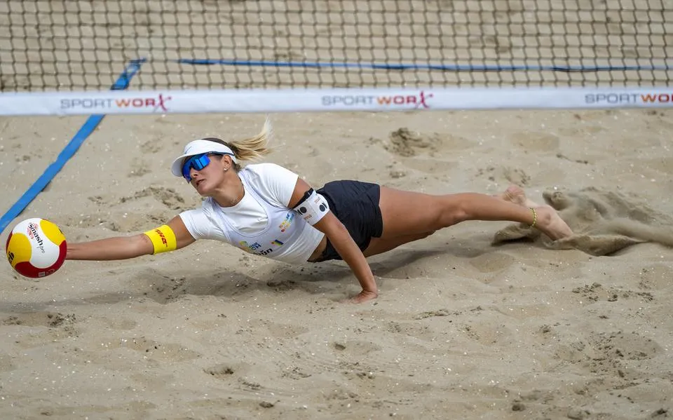 Tussen foodtrucks en zandkastelen behaalt Desy Poiesz uit Vegelinsoord zilver op NK beachvolleybal