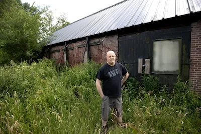 Monumentale Eindhovense boerderij verdwijnt langzaam onder metershoog gras