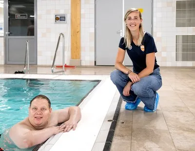 Martien (42) heeft een beperking en weinig geld: toch kan hij zwemmen ‘Ik was helemaal overdonderd’