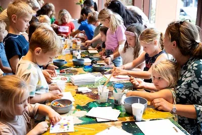 Met de tong tussen de tanden: kinderen maken mozaïeken in museum Nuenen