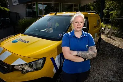 ‘Hé wat leuk, een vrouwelijke wegenwacht!’ Maike helpt (bijna) alle pechvogels weer op weg, van fietsen tot elektrische auto’s