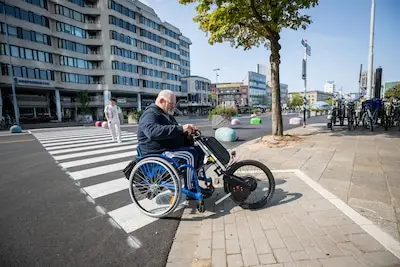 Rolstoeler Huub baalt van nieuwe rolstoeloprit in Eindhoven: ‘Wie bedenkt dit?’
