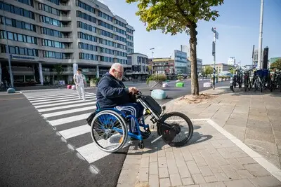 Rolstoeler Henk baalt van lastig nieuw opritje naar trottoir: ‘Als het volstaat met fietsen kom je er gewoon niet door’