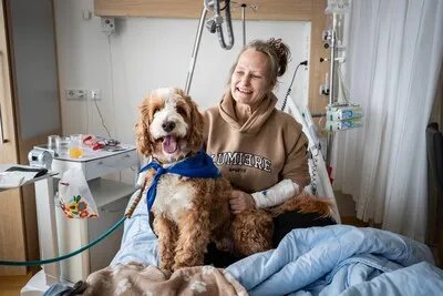 Ties is een medicijn op vier poten in het Catharina Ziekenhuis: ‘Ik fleur er helemaal van op’