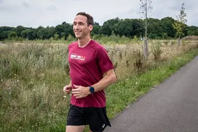 Na één baantje was hij al ‘keikapot’, nu traint Jeroen (46) uit Veldhoven voor zijn tiende triatlon