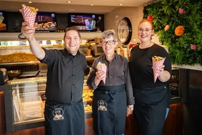 Zestig jaar goudgele friet en sissende snacks; drie generaties frietbakkers in Mierlo