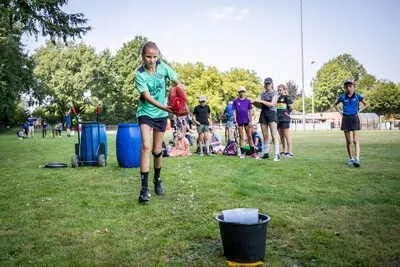 In de hitte op de buikschuifbaan tijdens de kindervakantieweek: ‘Glij je beter met zonnebrand?’