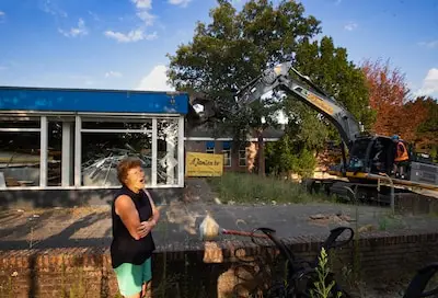 Fieke (67) kijkt vooruit terwijl oude zwembad wordt gesloopt: 'Volgens mij is het in het nieuwe bad drukker'