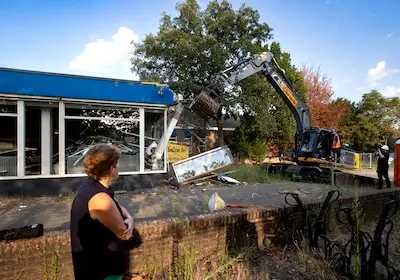 Sloop van zwembad in Helmond begonnen: ‘Grotere klus dan het neerhalen van het oude stadion’