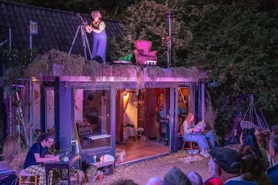 Sterrenkijken, likes verzamelen of blaadjes bestuderen: drie acteurs zoeken naar zin bij Theater Op het Voortje