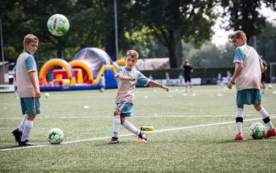 Jeugd geniet van volgeboekte Voetbaldagen bij RKVVO in Veldhoven