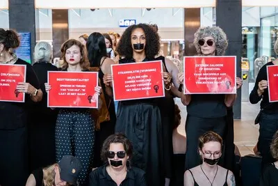 Indringende stilte in Eindhovens protest tegen femicide, en ode aan overleden Shanesca: ‘Fly High Queen’