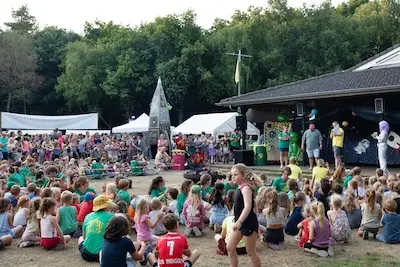 Van alienjacht tot kampvuurkletsen: Jeugdweek Waalre eindigt zonnig en gezellig
