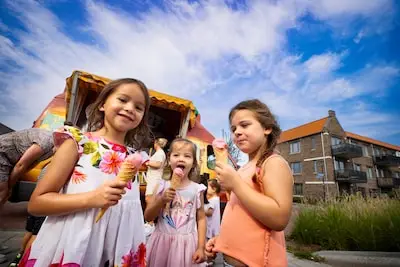 Nummereen kinderopvang rijdt langs met ijstruck voor 35-jarig jubileum