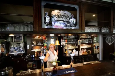 Netty (66) is al 17 jaar sociaal werker, huisarts en psycholoog in bruin café D’n Ekker in Best
