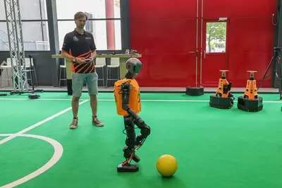 Van wereldkampioen naar kluitjesvoetbal: Tech United zet stappen naar humanoid robotvoetballers