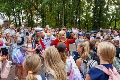 ‘Koningspaar’ opent schooljaar op Helmondse school: ‘Vanmiddag voor iedereen een ijsje’