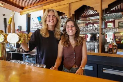 Café Van de Ven wordt Café Mina: zussen Trijn en Pleun geven Vessemse uitspanning nieuw leven