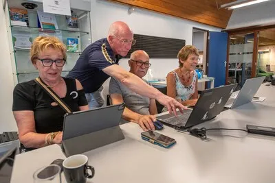 SeniorWeb Mierlo maakt al 25 jaar wegwijs in de digitale wereld: van Windows tot ChatGPT
