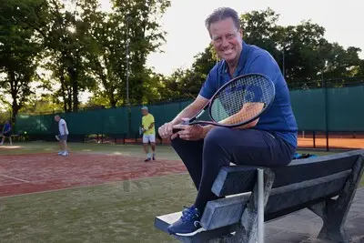 Tennissers van TPC zijn al 25 jaar blij met hun leraar