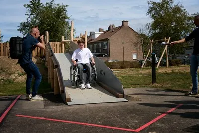 Thijn kan eindelijk naar beneden in zijn rolstoelglijbaan: ‘Hij rijdt super’